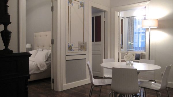 Shah Place II | 2 bedrooms | 1 bathroom | frescoes