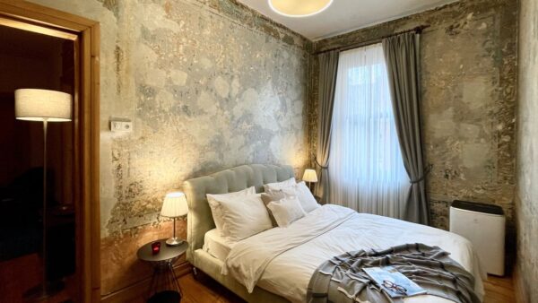 Shah Place III | 2 Bedrooms | 1 Bathroom | Frescoes | Roof Terrace Views